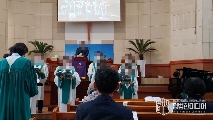 교회 예배에서 찬양팀이 찬양을 하는 모습. (사진=박효영 기자) 