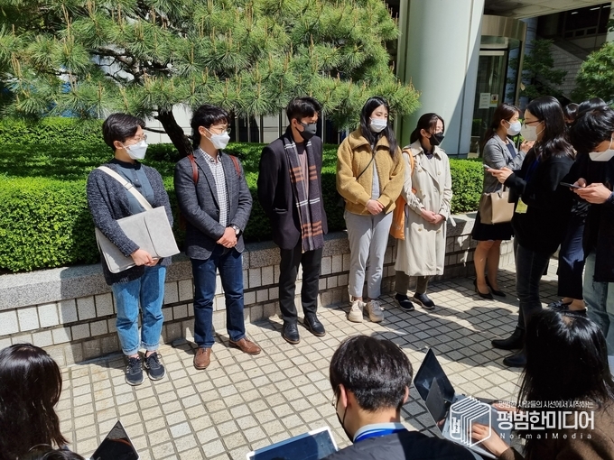 기자들과 질의응답을 하고 있는 쩡씨 친구들의 모습. <사진=박효영 기자>
