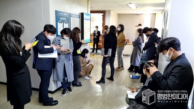 법정 주변에 10여명의 기자들이 입장하지 못 한 상황에서 대기하고 있다. <사진=박효영 기자>