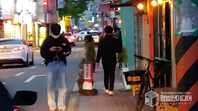 보행 중 스마트폰을 하면 꼭 가던 길을 잠시 멈추게 된다. <사진=박효영 기자>