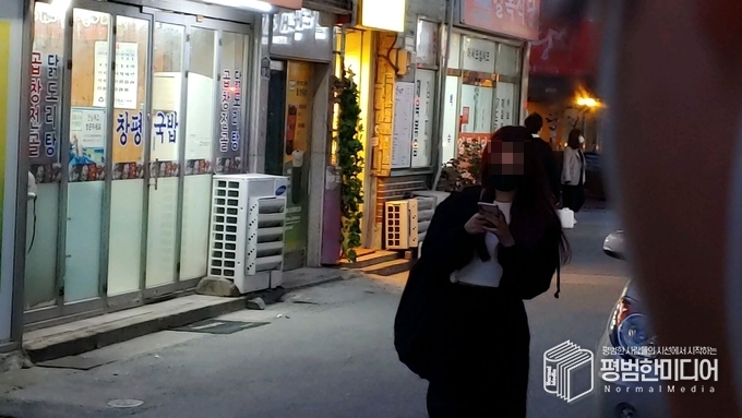 스마트폰을 보며 걷는 시민의 모습. <사진=박효영 기자>