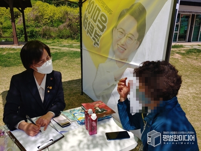 강 의원이 시민과 소통하는 모습 <사진 =윤동욱 기자>