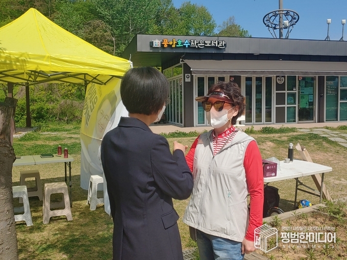 한 시민분과 반갑게 인사를 나누는 모습 <사진=윤동욱 기자>