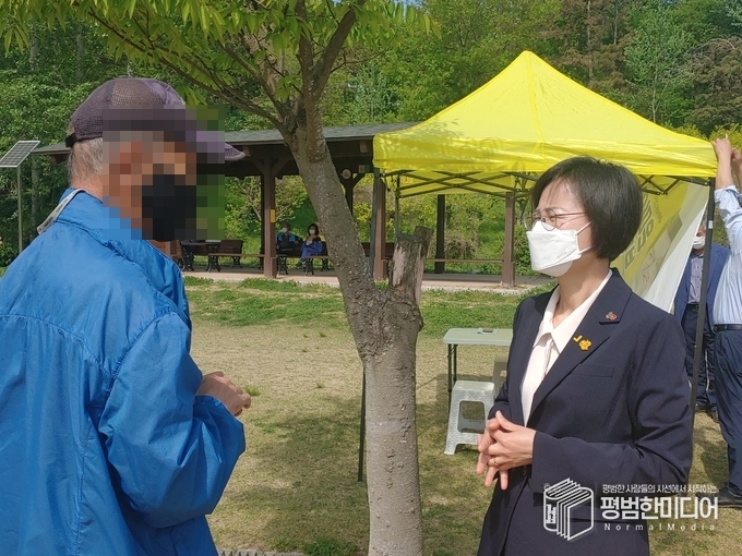  지나가던 시민 분과 잠시 이야기를 하는 모습 <사진=윤동욱 기자>