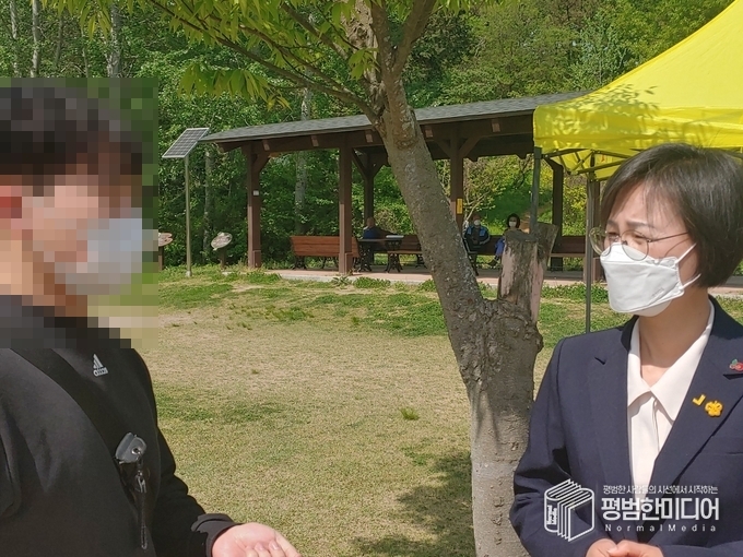 시민분의 고충을 경청하고 있는 모습 <사진 =윤동욱 기자>