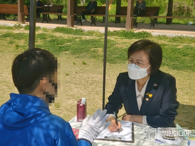 한 시민의 사회적 불만에 대한 토로와 이를 경청하는 강 의원 <사진 =윤동욱 기자>