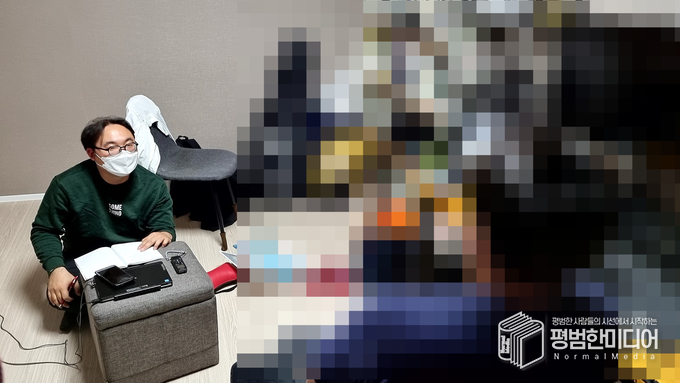 김 전도사와 인터뷰를 하는 모습 <사진=윤동욱 기자>