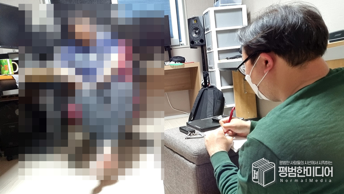 김 전도사와 인터뷰를 하는 모습 <사진=윤동욱 기자>