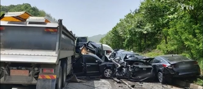 평택제천 고속도로 7중 출돌 사고 당시의 모습. <캡처사진=YTN> 