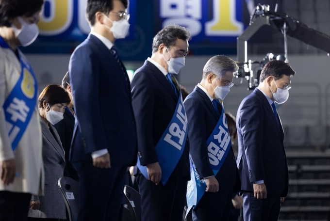 묵념하고 있는 모습. <사진=이재명 경기도지사 트위터>