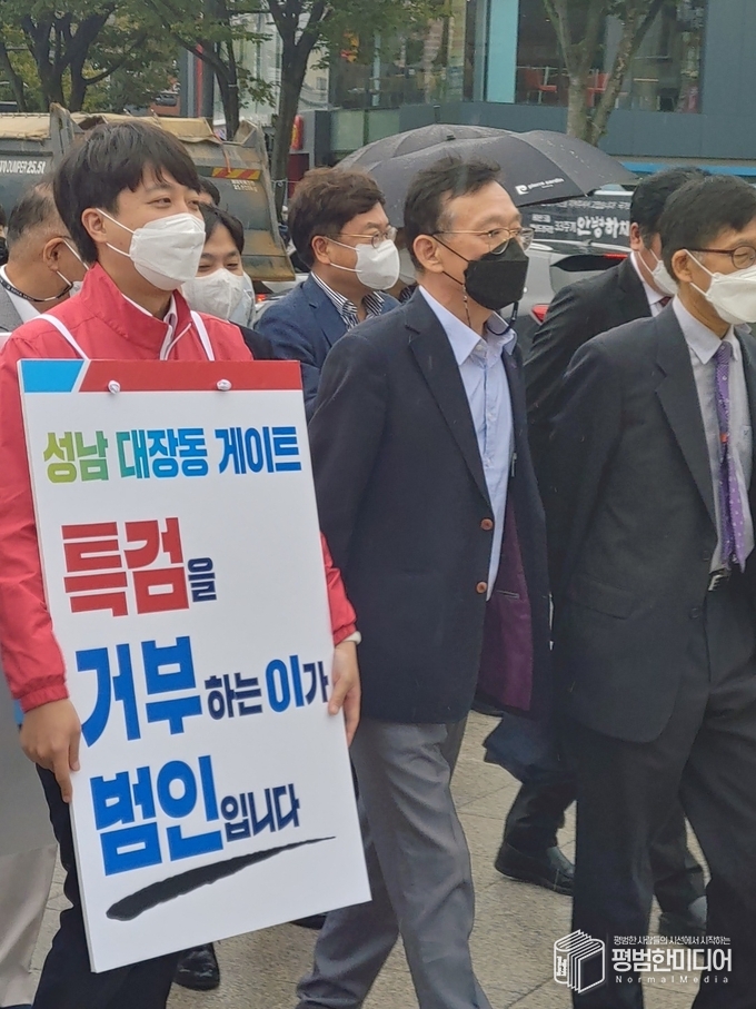 이 대표가 도보 행진을 하고 있다. <사진=윤동욱 기자>
