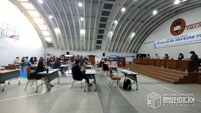 시민들이 경청하고 있는 모습. <사진=윤동욱 기자>