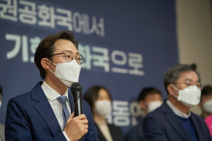 오태양 대표가 김동연 후보를 만나 공개적으로 지지를 선언했다. <사진=미래당>