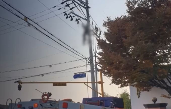 사고 직후 다운씨가 전봇대에 그대로 매달려 있는 모습. <사진=MBC 캡처>
