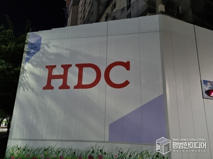 '광주 화정 아이파크' 아파트 시공사는 HDC 현대산업개발이다. 안전 울타리에 HDC가 적혀 있다. <사진=박효영 기자>