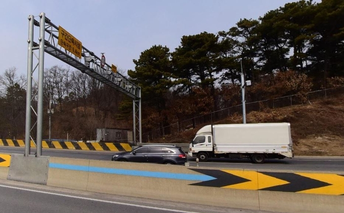 사고가 났던 지점. 과속 구간단속 시점 철제 구조물이 놓여 있다. <사진=네이버 지도 '지도뷰' 캡처>