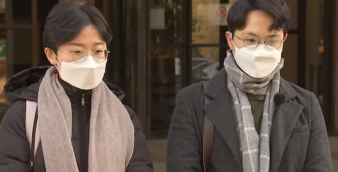 대법원 판결 직후 기자들에게 입장을 표명하고 있는 故 쩡이린씨의 친구 최진씨와 박선규씨. <사진=YTN 캡처>