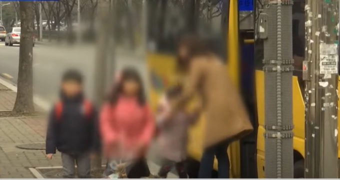 위의 사진처럼 보조교사나 성인 동승자가 어린이들의 하차를 안전하게 살펴야 한다. <사진=MBC 캡처>