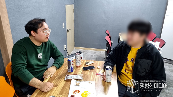 이날 23시반 30대 남성 3명은 평범한미디어 사무실에 모여 맥주를 마시며 개표방송을 봤다. <사진=박효영 기자>