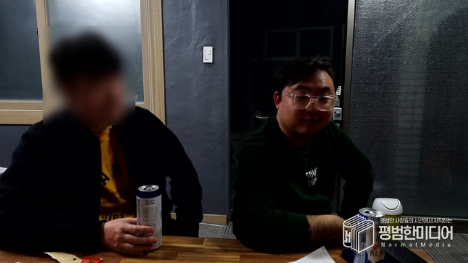 A씨와 윤동욱 기자의 모습. <사진=박효영 기자>