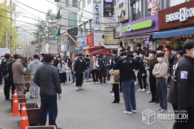 조대 후문은 이 대표를 보기 위한 사람들로 인산인해를 이루었다. <사진=윤동욱 기자>