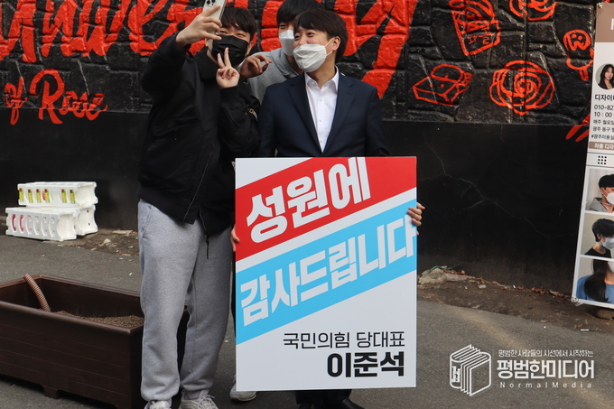 이 대표가 환한 표정으로 학생과 사진을 찍고 있다. <사진=윤동욱 기자>