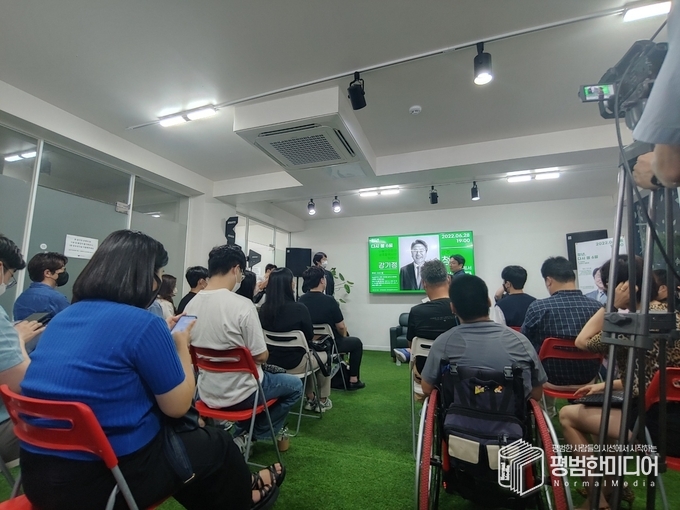 참석자들이 강 시장의 말을 경청하고 있다. <사진=윤동욱 기자>