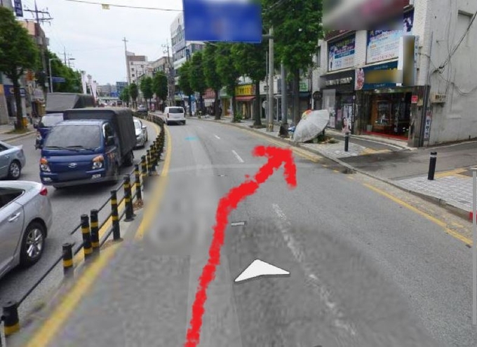 A씨는 곡선 구간에서 핸들을 서서히 좌측으로 돌리지 못 했고 오히려 우측으로 돌진했다. <사진=네이버 거리뷰 편집>