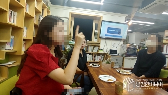 행사에 참석한 방송 프리랜서 노동자 A씨가 고충을 토로하고 있다. <사진=윤동욱 기자>