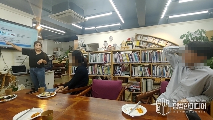 참가자들이 김다정 위원장의 이야기를 듣고 있다. <사진=윤동욱 기자>