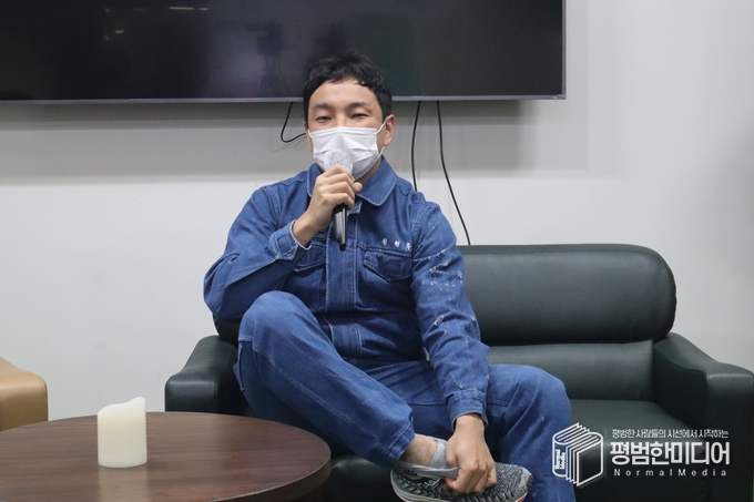천현우 작가는 현장실습 시절, 산재로 인해 발목 부상을 당했다. <사진=윤동욱 기자> 