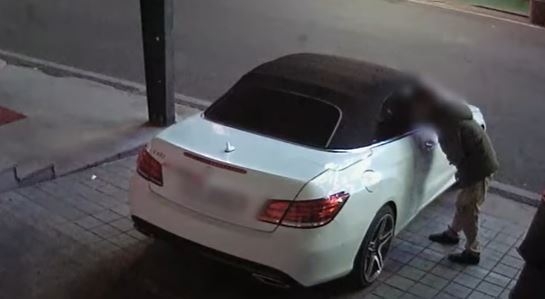 차량털이범이 벤츠 차량의 문이 잠겨 있지 않은 것을 노리고 범행을 시도하고 있는 모습. <사진=SBS 캡처>