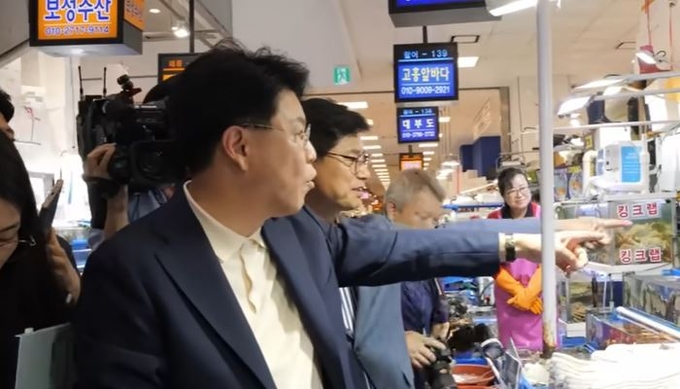 노량진 수산시장에 방문한 국민의힘 의원들이 오염수로 우려하는 상인들을 격려하고 있지만 오히려 "쇼하지 말라"는 핀잔만 들었다. <사진=미디어몽구 캡처>