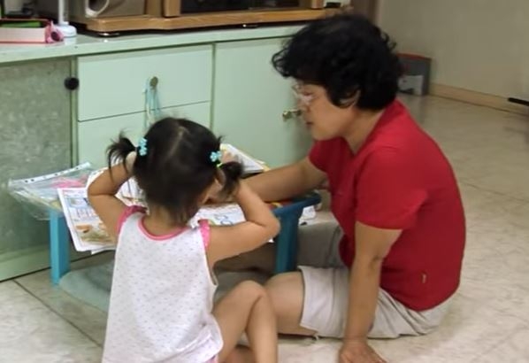 할머니가 손녀를 돌보고 있는 모습. <사진=EBS 캡처>