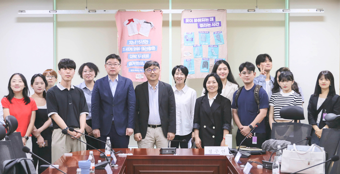 작년 7월 국회에서 열린 '순환경제사회 전환을 위한 패션재고 폐기 금지 방안' 토론회의 모습. <사진=다시입다연구소>