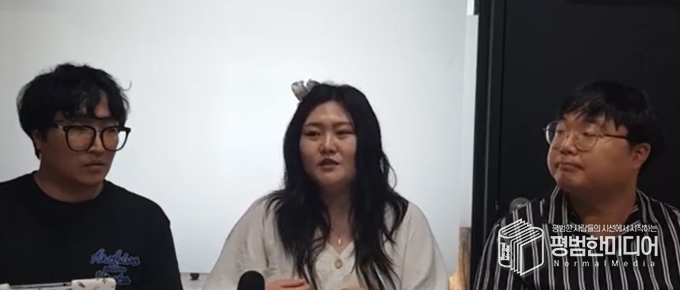 2024년 7월 평디와 리디가 만나 유튜브 촬영을 하고 있는 모습. 왼쪽부터 박효영 기자, 공소리 기자, 윤동욱 기자. <사진=정회민 크루>