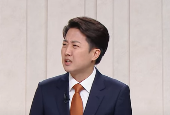 대선 TV 토론에서 성폭력을 묘사하는 발언을 한 정치인 이준석의 모습. <사진=MBC 캡처>