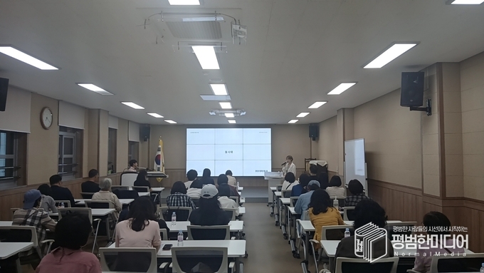 김 작가는 '공적 애도'의 중요성에 대해 설파했다. <사진=윤동욱 기자>