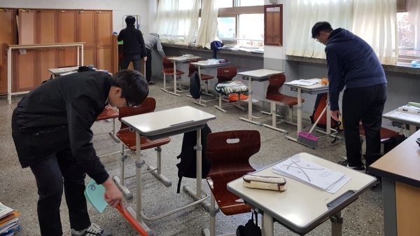 중학생들이 청소하고 있는 모습. <사진=부산 금성고>