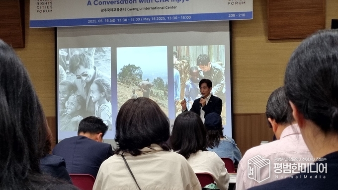 북토크를 진행하고 있는 차인표 배우의 모습. <사진=박효영 기자>