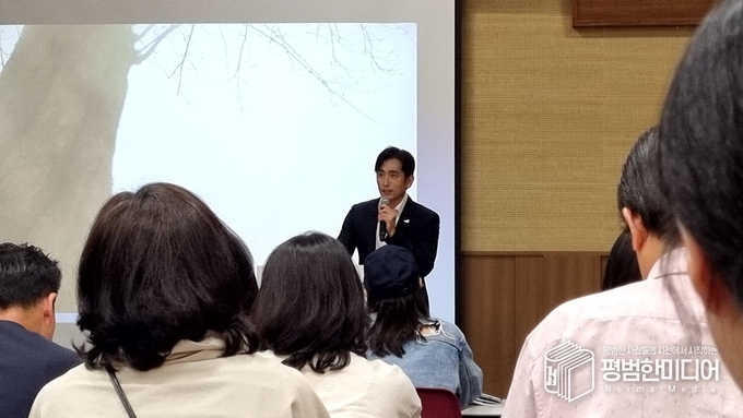 북토크를 진행하고 있는 차인표 배우의 모습. <사진=박효영 기자>
