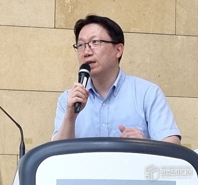 강연을 하고 있는 신진욱 교수의 모습. <사진=박효영 기자>