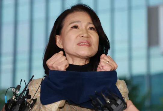 수갑과 가리개로 체포된 양손을 보여주며 기자들에게 입장을 밝히고 있는 이진숙 전 위원장의 모습. <사진=YTN 캡처>