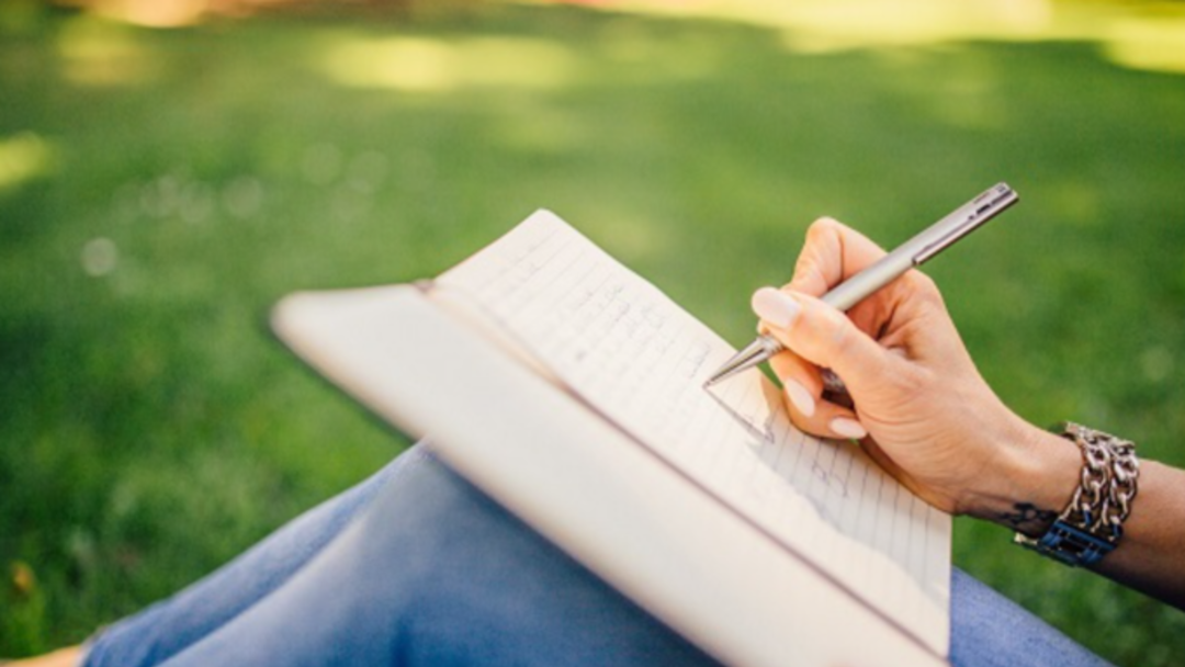 “소설 쓸 때 주제나 메시지를 생각하지 않는다”