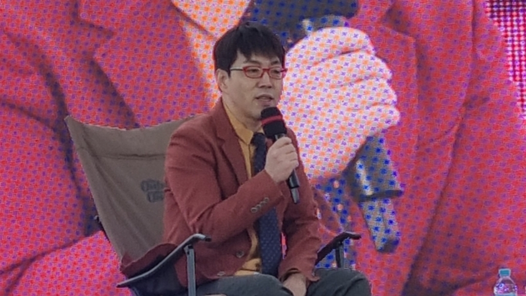 이동진 평론가 “독서 근육 키우려면 유튜브 요약본 말고 직접 읽자”