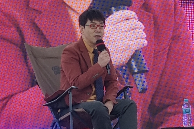 이동진 평론가 “독서 근육 키우려면 유튜브 요약본 말고 직접 읽자”